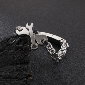 Bracelet homme en acier inoxydable argenté avec pendentif clé et chaîne industrielle