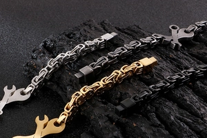 Gros plan sur des bracelets byzantins avec breloque clé à molette créative en métal