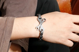 Détail du bracelet industriel pour homme avec pendentif clé et chaîne à maillons épais