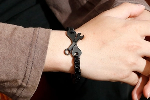 Détail d'un bracelet clé noire pour homme montrant la texture de la chaîne industrielle