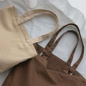 Vue détaillée des sacs fourre-tout en toile montrant le tissu et les coutures renforcées