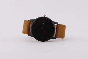 Détail d'une montre à quartz noire minimaliste avec trotteuse rouge et bracelet cuir