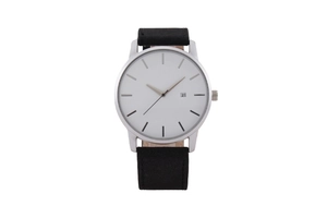 Détail d'une montre à quartz avec cadran blanc, boîtier argenté et guichet de date
