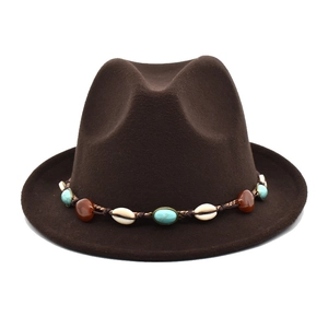 Détail du chapeau en laine marron foncé avec ruban ethnique en turquoise et coquillage