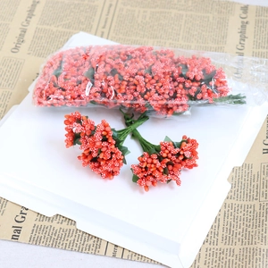Détail de baies rouges givrées et feuilles pour compositions florales de mariage