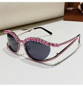 Détail de lunettes de soleil œil-de-chat de luxe avec cristaux roses et monture argentée