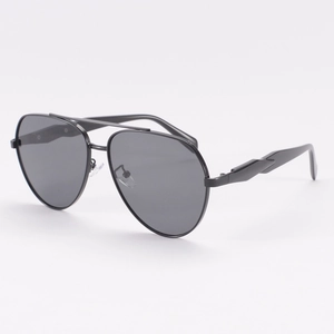 Lunettes aviateur classiques avec double pont en métal noir et verres gris fumés