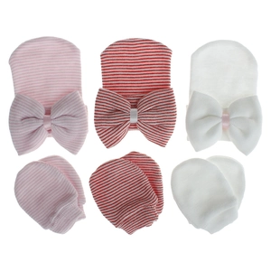 Vista detallada de 3 sets de gorros de punto con lazos y manoplas para recién nacidos