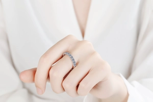 Detailed view of an S925 sterling silver band ring with pavé-set moissanite stones