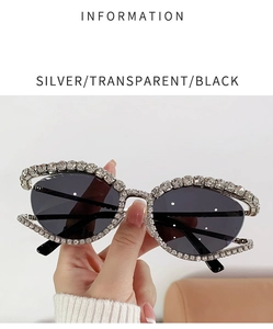 Dettaglio degli occhiali da sole cat-eye argento con strass e lenti nere da donna