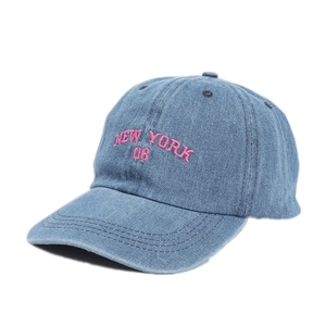 Jeansblaue Baseballkappe mit rosa NEW YORK Stickerei auf weißem Hintergrund