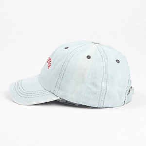 Detail der roten YORK-Stickerei auf der hellblauen Jeans-Baseballkappe mit Metallschnalle