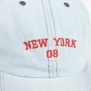Nahaufnahme der roten New York Stickerei auf hellblauer Denim-Basecap mit Belüftungsösen