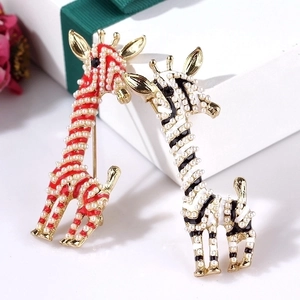 Fashionable giraffe enamel brooch with white pearls and striped pattern on gold base