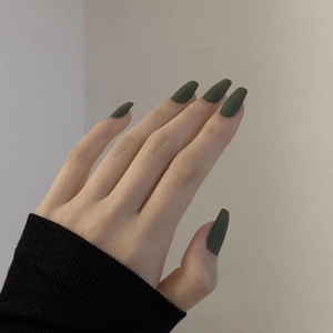 Uñas postizas cortas tipo ballerina en verde musgo mate con acabado esmerilado