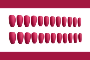 Un juego completo de 24 uñas postizas cortas mate de color magenta con forma de ataúd.