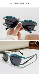 Dettaglio occhiali da sole cat-eye argento con strass blu di lusso e lenti scure