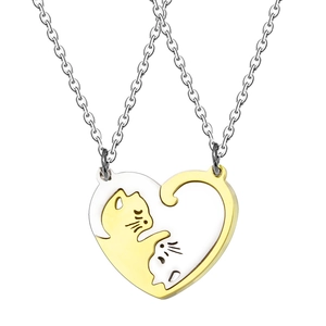 Détail de colliers avec pendentif chat yin yang en forme de cœur, doré et argent