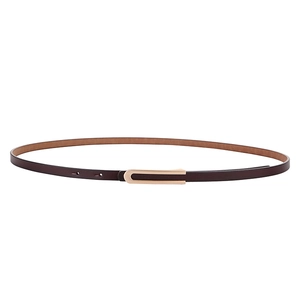 Fine ceinture pour femme en cuir marron foncé avec boucle en métal doré en forme de U