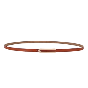 Ceinture fine en cuir marron caramel avec boucle dorée en U pour robes et vêtements