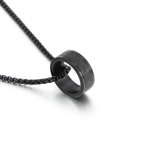 Drehbarer Edelstahl-Spinnerring mit gravierten Symbolen an einer schwarzen Gliederkette