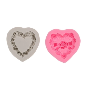 Set de moldes de silicona en forma de corazón con bordes de encaje y rosas