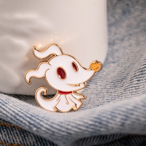 Spilla smaltata a forma di cane fantasma con strass su sfondo di jeans blu scuro