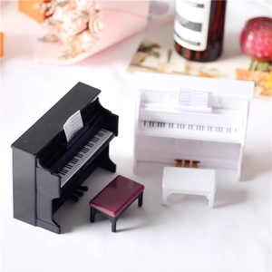 Modellini di pianoforte verticale in miniatura per casa delle bambole neri e bianchi