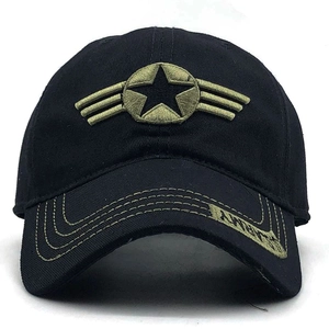 Détail de la broderie Army et des coutures vertes sur la casquette tactique noire
