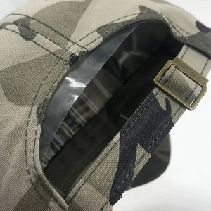 Détail de l'arrière de la casquette camouflage avec boucle en métal bronze