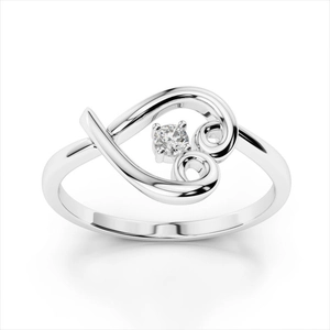 Dettaglio dell'anello a cuore in argento con design cavo e zircone centrale scintillante