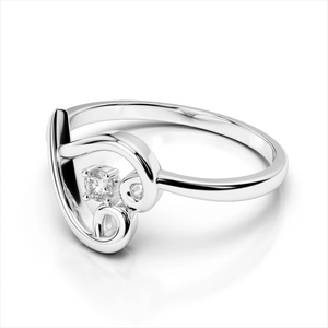 Dettaglio dell'anello a cuore traforato argento con zircone centrale a taglio brillante