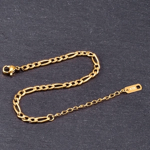Detalle macro de la pulsera de cadena Figaro de oro 18K con cierre de mosquetón y marca K18