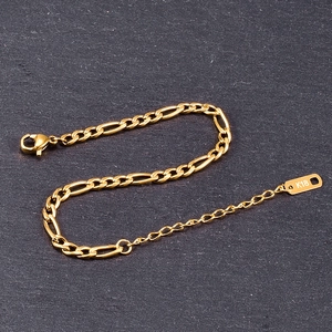 Pulsera minimalista de cadena Figaro bañada en oro de 18 quilates para mujer con cierre de langosta