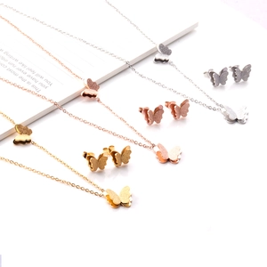 Détail des ensembles colliers et boucles d'oreilles papillon en or, rose doré et argent
