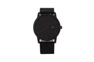 Détail montre homme à quartz noire minimaliste avec trotteuse rouge et affichage date