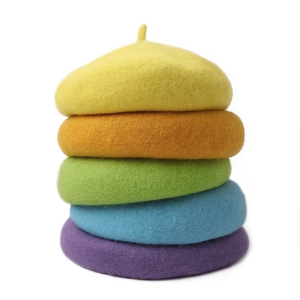 Classici baschi in lana colorata per bambini in giallo, arancione, verde e blu vivace