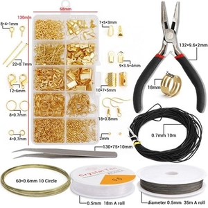 Kit per creazione di gioielli DIY con scatola, anellini, moschettoni e vari utili fili.