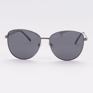 Lunettes aviateur rétro avec verres ronds gris foncé et monture fine en métal pour voyage