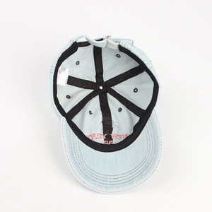 Innendetails einer hellblauen Denim-Baseballkappe mit Sechs-Panel-Struktur und Nähten