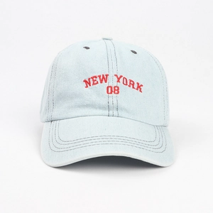 Detail der roten NEW YORK 08 Stickerei auf der hellblauen Jeans-Baseballkappe
