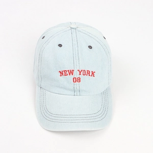 Flachbild von hellblauer Denim-Baseballkappe mit roter New York 08 Stickerei