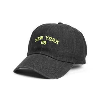 Detail der dunkelgrauen Denim-Baseballkappe mit neongelber New York 3D-Stickerei