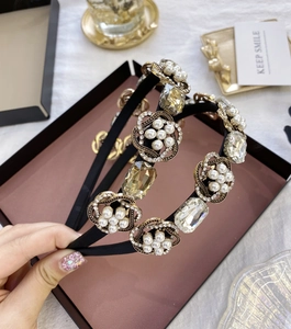 Détails de luxe d'un serre-tête baroque avec cristaux jaunes et incrustations de perles