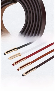Détail d'une ceinture en cuir pour femme avec bords lisses et cinq options de couleurs