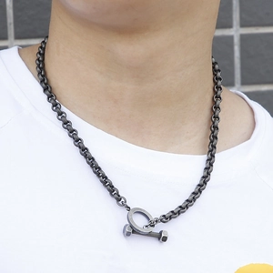 Collana a bullone stile industriale in finitura grigio canna di fucile da uomo