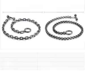 Collana industriale in acciaio nero con chiusura a bullone e dado su sfondo bianco neutro