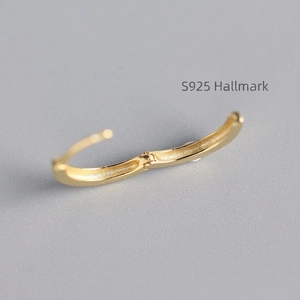 Aro minimalista de plata de ley S925 en acabado dorado con bisagra y sello de calidad 925