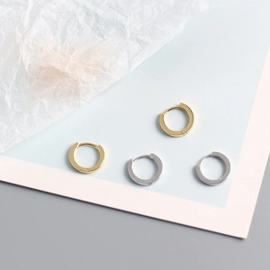 Vista plana de cuatro pendientes de aro minimalistas en plata S925 de color oro y plata