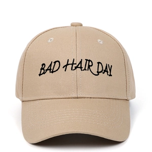 Détail de la broderie noire BAD HAIR DAY sur une casquette en coton kaki de qualité